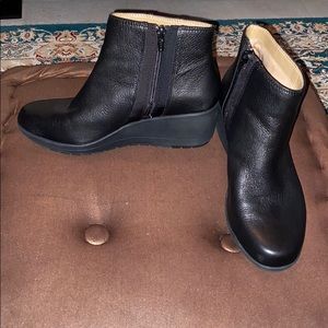 Ankle booties zip up
